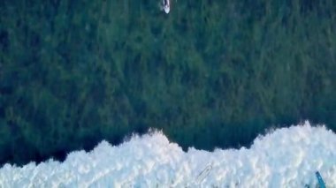 Kanarya Adaları, Fuerteventura Adası, Majanicho 'da sörf yapan insanların insansız hava aracı görüntüleri.