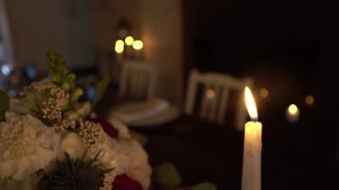 Mumlar ve buketlerle romantik bir iç mekan.