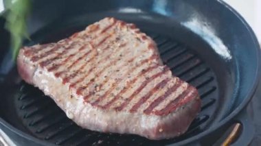 Tavadaki sulu bir et parçasının yakın çekimi.