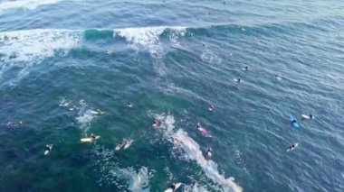 Kanarya Adaları, Fuerteventura Adası, Majanicho 'da sörf yapan insanların insansız hava aracı görüntüleri.