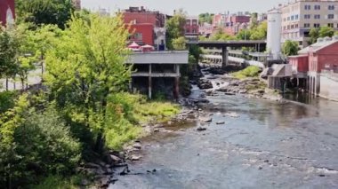 Kanada, Sherbrooke 'taki Magog nehri üzerinde bir demiryolu köprüsü.