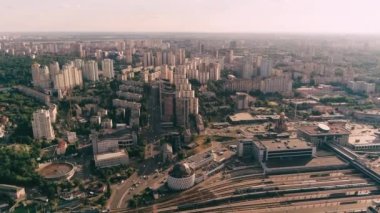 Güneşli bir günde şehrin havadan görünüşü