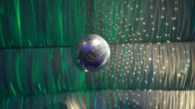 Renkli ışıklarla çevrili bir disko topu.