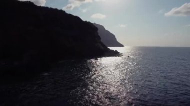 Salina, Sicilya, İtalya 'daki kayalıkların kıyısındaki dalgalı suyun hava görüntüsü.