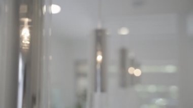 Beyaz oda tavanından sarkan modern cam ampullerin yakın çekimi.