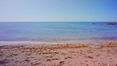 Mijas Costa sahilinin kumlarını yıkayan deniz dalgalarının hızlandırılması