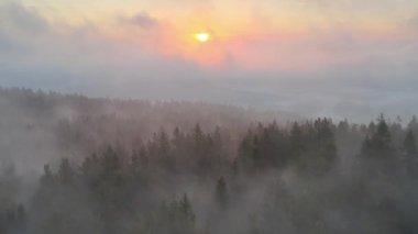 Almanya, Bavyera 'nın kuzeydoğusundaki Fichtel Dağları' nda günbatımının bir hava aracı görüntüsü