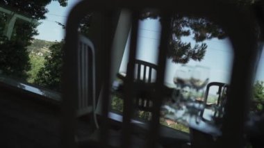 Bir düğün masasının yakın çekim görüntüleri.