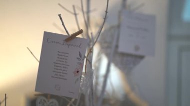 Bir ağaç dalındaki düğün davetlileri listesi.