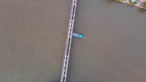 Sebuah Rekaman Drone Udara Dari Laut Dan Jembatan Yang Terhubung — Stok Video