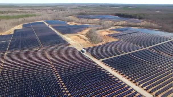 米国バージニア州の太陽光発電所Appmattoxの周りをスムーズに回転するドローン — ストック動画