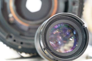 Bulanık bir arkaplanda kamera merceğine yakın çekim