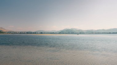 Güneşli bir günde kıyıdan güzel bir okyanus manzarası