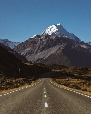 Yeni Zelanda 'daki Cook Dağı' na giden asfalt yolun dikey görüntüsü.