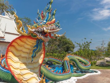 Bang Sare, Tayland 'daki küçük bir köy tapınağında bir ejderha kafası görüntüsü.