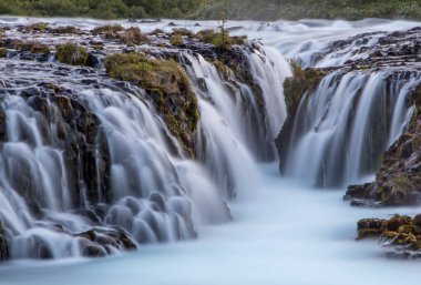 İzlanda 'da Bruarfoss Şelalesinin uzun pozlama görüntüleri