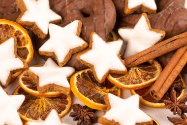 Kuru portakallı, tarçınlı ve yıldız anasonlu bir Noel ortamı.