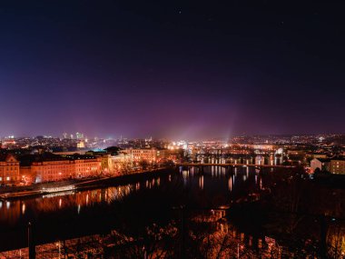 Şehrin gece manzarası panoramik bir manzara aydınlık binalar, köprüler ve gece gökyüzü