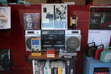 Vancouver, British Columbia, Kanada 'daki dükkan vitrininde eski bir teyp.