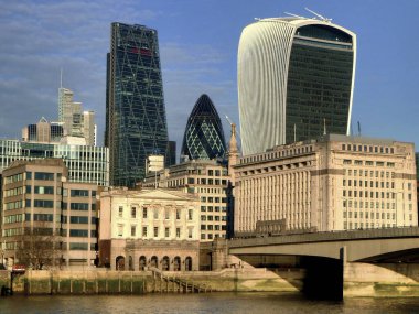 Londra 'nın merkezindeki Thames Nehri' nde modern ve tarihi binaların güzel bir görüntüsü toplandı..