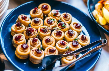 Tabağında et olan bir tabak aperatif.