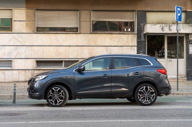 Lizbon caddesinde park edilmiş bir araba.