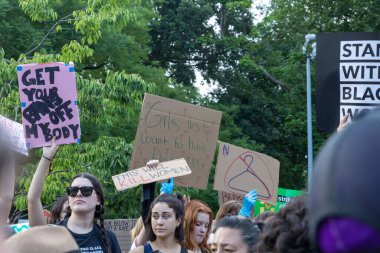 New York Foley Meydanı 'nda Anayasa Mahkemesi' nin Roe v. Wade 'e açtığı davadan sonra protestoların elinde karton tabelalar vardı.