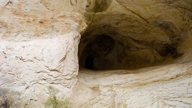 Cappadoccia 'da küçük bir kayalık mağara.
