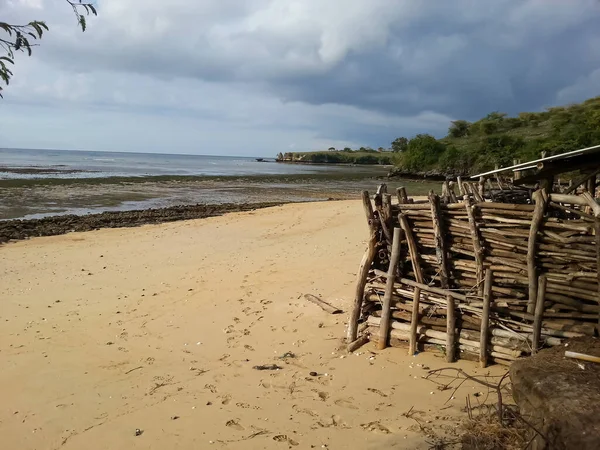 View Abandoned Sandy Beach Stacks Wood Cloudy Day — Stock Photo, Image