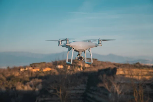 Eine Große Weiße Drohne Schwebeflug Mit Konstruktionen Unscharfen Hintergrund Rom — Stockfoto