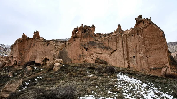 Stenig Geologisk Formationer Täckt Med Snö Kappadokien — Stockfoto