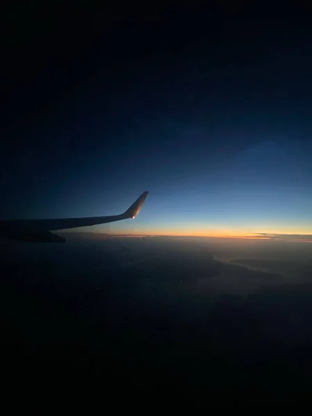 Vertikální Záběr Krásné Krajiny Západu Slunce Zachycené Okna Letadla — Stock fotografie