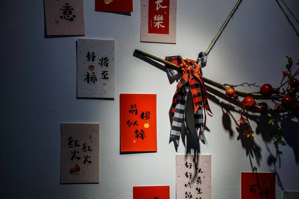 Primo Piano Muro Con Decorazioni Cartoline Con Geroglifici Cinesi — Foto Stock