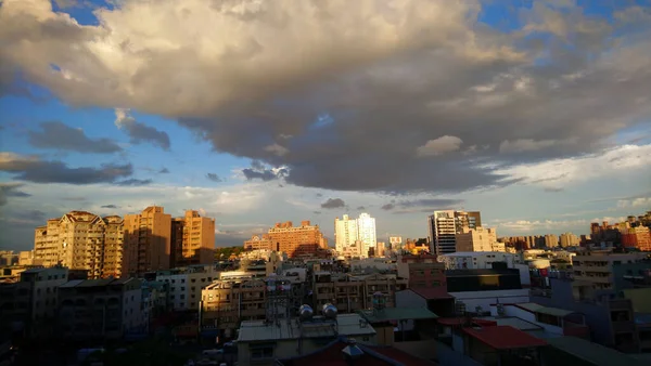 Eine Urbane Landschaft Unter Wolkenverhangenem Himmel — Stockfoto