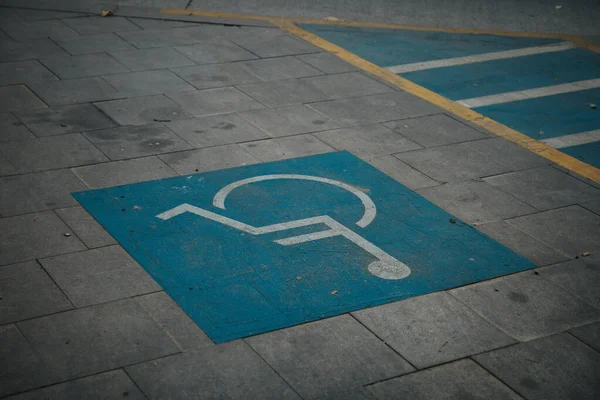Zbliżenie Ujęcia Niebieskiego Niepełnosprawnych Znak Parkingowy Stronie Ulicy — Zdjęcie stockowe