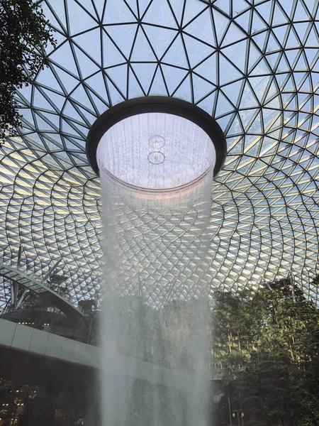 Colpo Verticale Della Fontana Del Giardino Dell Aeroporto Changi Singapore — Foto Stock