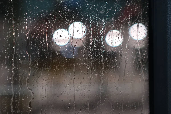 Nahaufnahme Einer Feuchten Fensterfläche Bei Regnerischem Wetter Hintergrund Von Bokeh — Stockfoto