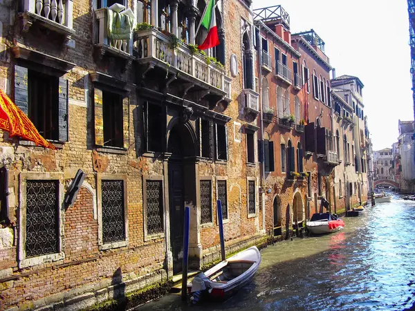 Eine Schöne Aufnahme Von Booten Gondel Über Einem Kanal Venedig — Stockfoto