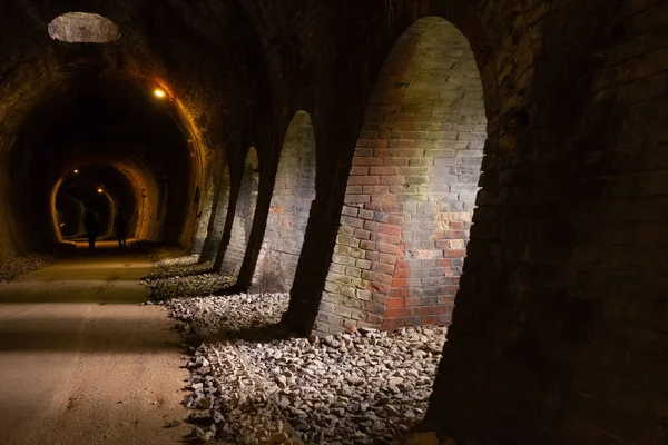 群馬県安中市 臼井峠鉄道遺産公園 アプト ストリート 沿いの10本のレンガトンネルのうちの1本で 側面から光が差し込む — ストック写真