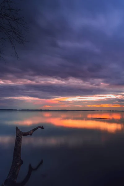 Eine Vertikale Aufnahme Eines Lebhaften Sonnenuntergangs Einem See Ile Perrot — Stockfoto