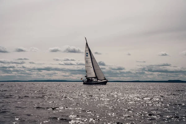 Barco Vela Água Brilhante Sob Sol — Fotografia de Stock