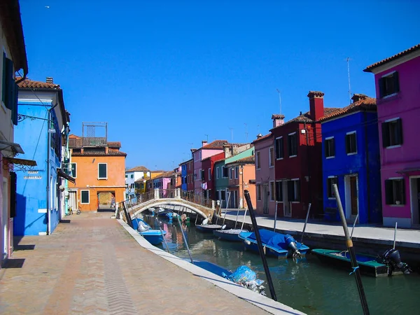 River Boats Surrounded Colorful Buildings Murano — Stock Photo, Image