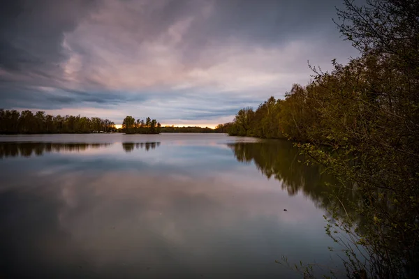 Ein Schöner Sonnenuntergang Über Dem See Umgeben Von Bäumen Die — Stockfoto