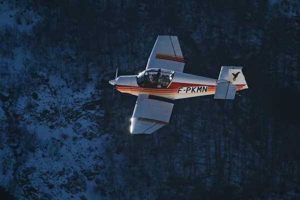 Luftaufnahme Eines Flugzeugs Das Über Schneebedeckten Bergen Fliegt — Stockfoto