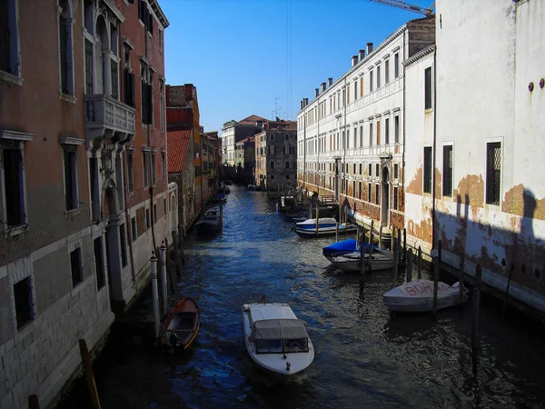 Ein Fließender Fluss Mit Booten Zwischen Gebäuden Venedig — Stockfoto