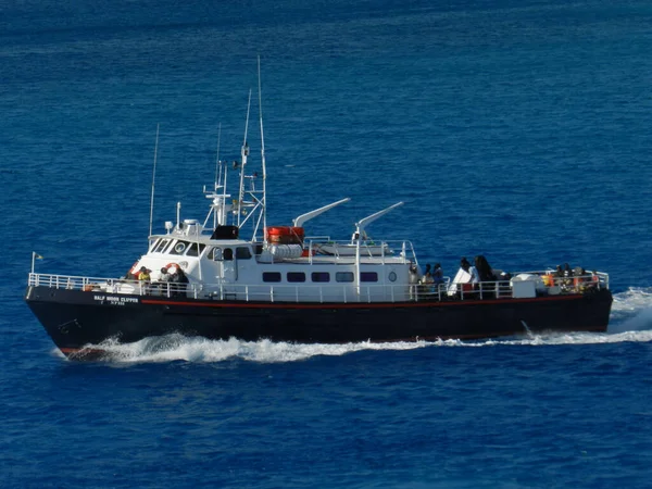 Grand Bateau Pilote Naviguant Sur Eau Bleue — Photo