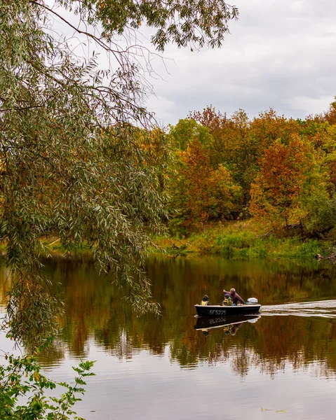 Disparo Vertical Hombre Niños Barco Durante Otoño Gomel Bielorrusia —  Fotos de Stock