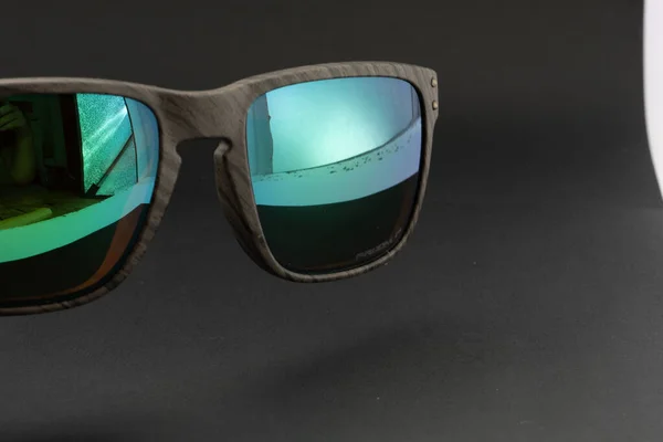 Close Óculos Sol Oakley Fundo Preto — Fotografia de Stock
