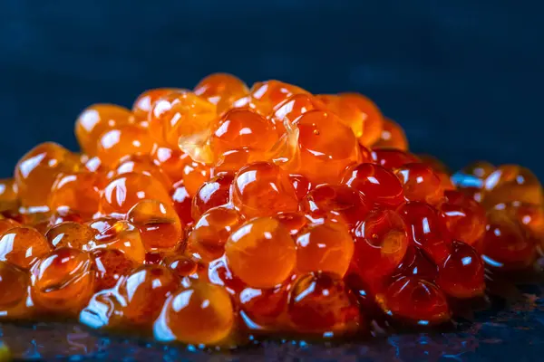 Eine Nahaufnahme Von Gesalzenem Rotem Kaviar Mit Dunklem Hintergrund — Stockfoto