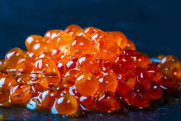 Primer Plano Caviar Rojo Salado Con Fondo Oscuro —  Fotos de Stock